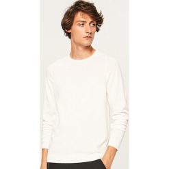 Gładki sweter - Biały. Białe swetry klasyczne męskie marki Reserved, l. W wyprzedaży za 59,99 zł.