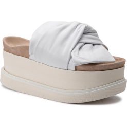 Klapki INUIKII - Slipper Knot Striped Wedge 70104-10-W White. Białe klapki damskie marki Inuikii, bez wzorów, ze skóry, bez obcasa. Za 969,00 zł.