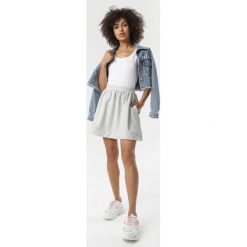 Jasnoszara Spódnica Jackie. Szare spódniczki damskie Born2be, na co dzień, s, bez wzorów, z dzianiny, sportowe, mini, rozkloszowane. Za 54,99 zł.