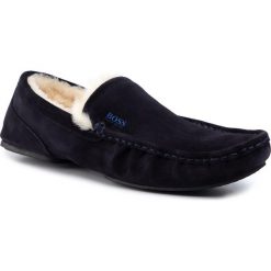 Kapcie BOSS - Relax 5042321 10223624 01 Dark Blue 401. Niebieskie klapki męskie Boss, bez wzorów, ze skóry. Za 545,00 zł.