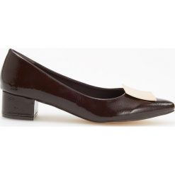 Czółenka na niskim obcasie - Bordowy. Czerwone buty ślubne damskie marki Reserved, na niskim obcasie. Za 119,99 zł.