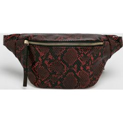 Vero Moda - Nerka. Czerwone nerki damskie Vero Moda, w paski, z poliesteru, casualowe, z nadrukiem, bez dodatków. W wyprzedaży za 59,90 zł.