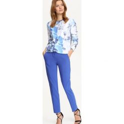 BLUZA NIEROZPINANA DAMSKA Z NADRUKIEM. Szare bluzy rozpinane damskie Top Secret, w kwiaty. Za 69,99 zł.