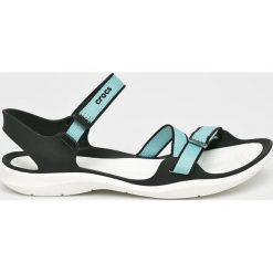 Crocs - Sandały. Niebieskie klapki damskie Crocs, bez wzorów, z materiału, bez obcasa, na obcasie. W wyprzedaży za 179,90 zł.