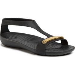 Sandały CROCS - Serena Metallic Bar Sdl W 206421 Gold/Black. Czarne klapki damskie Crocs, bez wzorów, z tworzywa sztucznego, bez obcasa. Za 159,00 zł.