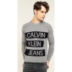 Sweter Calvin Klein Jeans Logo J30J314117. Szare swetry męskie Calvin Klein Jeans, m, bez wzorów, z bawełny, klasyczne, z klasycznym kołnierzykiem, bez kaptura. W wyprzedaży za 259,00 zł.