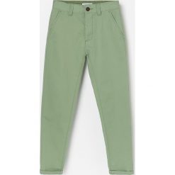 Spodnie typu chino - Zielony. Zielone spodnie męskie Reserved, bez wzorów. W wyprzedaży za 35,99 zł.