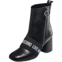 Botki Love Moschino. Szare botki damskie Love Moschino, ze skóry, bez obcasa, na zamek. Za 1440,00 zł.