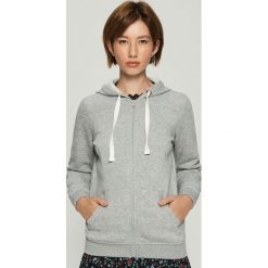 Dzianinowa bluza z kapturem - Jasny szar. Szare bluzy damskie marki Sinsay, s, bez wzorów, z dzianiny, bez rękawów, z kapturem. Za 39,99 zł.