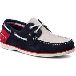 Mokasyny TOMMY HILFIGER - Classic Suede Boatshoe FM0FM02112 Rwb 020. Niebieskie mokasyny męskie TOMMY HILFIGER, na co dzień, bez wzorów, ze skóry, bez zapięcia. Za 449,00 zł.