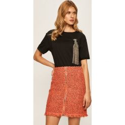 Patrizia Pepe - T-shirt. Białe bluzki damskie Patrizia Pepe, s, bez wzorów, z bawełny, z okrągłym kołnierzem, z krótkim rękawem. Za 639,90 zł.