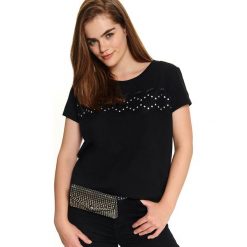 T-shirt z koronkową aplikacją. Czarne t-shirty damskie Top Secret, z aplikacjami, z bawełny, bez kołnierzyka. W wyprzedaży za 29,99 zł.