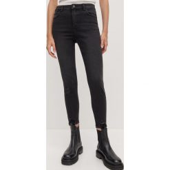 Jeansy slim ze średnim stanem -. Jeansy damskie Reserved. Za 99,99 zł.