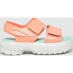 Melissa - Sandały x Fila. Pomarańczowe klapki damskie Melissa, bez wzorów, z materiału, bez obcasa, na obcasie. W wyprzedaży za 269,90 zł.