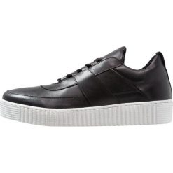 Samsøe & Samsøe VALO Sneakersy niskie black. Czarne sneakersy męskie marki Samsøe & Samsøe, bez wzorów, ze skóry, bez zapięcia. Za 749,00 zł.