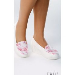 Różowe Koturny Perky. Różowe koturny damskie Born2be, bez obcasa, na koturnie, bez zapięcia. W wyprzedaży za 34,99 zł.