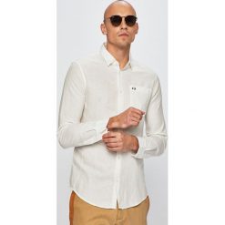 Armani Exchange - Koszula. Białe koszule męskie Armani Exchange, m, bez wzorów, z bawełny, klasyczne, z klasycznym kołnierzykiem, z długim rękawem. W wyprzedaży za 359,90 zł.