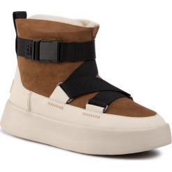 Buty UGG - W Classic Boom Buckle 1104616 Che. Pomarańczowe kozaki damskie Ugg, ze skóry, bez obcasa, bez zapięcia. W wyprzedaży za 449,00 zł.