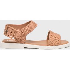 Melissa - Sandały. Pomarańczowe klapki damskie Melissa, bez wzorów, z materiału, bez obcasa, na obcasie. W wyprzedaży za 149,90 zł.
