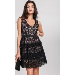 Czarna Sukienka Grinning. Czarne sukienki damskie other, na imprezę, s, bez wzorów, z bawełny, bez kołnierzyka, bez rękawów, mini. Za 149,99 zł.