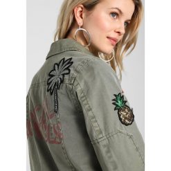 Kurtki damskie: Rich & Royal WITH PINS AND PATCHES Kurtka jeansowa spring khaki