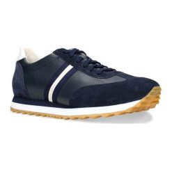 Skórzane sneakersy w kolorze granatowym. Niebieskie trampki męskie Gino Rossi, bez wzorów, ze skóry, na sznurówki. W wyprzedaży za 269,95 zł.