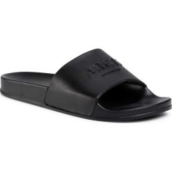Klapki ARKK COPENHAGEN - Slides AC4717-0099-M Black. Czarne klapki męskie ARKK Copenhagen, bez wzorów, z tworzywa sztucznego. Za 149,00 zł.