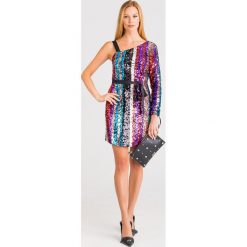 SUKIENKA CEKINOWA Armani Exchange. Czarne sukienki damskie Armani Exchange, na imprezę, xs, bez wzorów, z tkaniny, z włoskim kołnierzykiem, bez rękawów, mini, dopasowane. Za 611,40 zł.