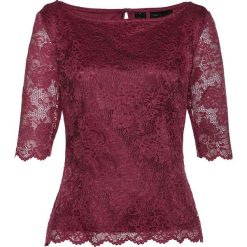 Bluzka shirtowa z koronką bonprix czerwony rododendron. Fioletowe bluzki damskie bonprix, w koronkowe wzory, z koronki, bez kołnierzyka, bez rękawów. Za 89,99 zł.