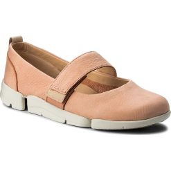 Półbuty CLARKS - Tri Carrie 261312704 Pink Nubuck. Różowe półbuty damskie Clarks, na co dzień, bez wzorów, ze skóry, bez obcasa, na płaskiej podeszwie, bez zapięcia. W wyprzedaży za 229,00 zł.