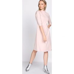 Różowa Sukienka Beingness. Różowe sukienki damskie Born2be, s, bez wzorów, ze stójką, bez rękawów, midi. Za 79,99 zł.
