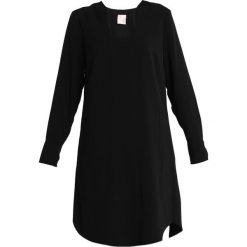Karen by Simonsen VIGGA DRESS Sukienka letnia black. Czarne sukienki letnie Karen by Simonsen, z elastanu. Za 549,00 zł.
