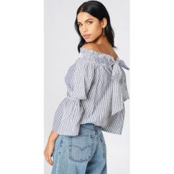 NA-KD Boho Top z odkrytymi ramionami - Blue. Niebieskie topy damskie marki NA-KD Boho, bez wzorów, z bawełny, bez kołnierzyka. W wyprzedaży za 80,97 zł.