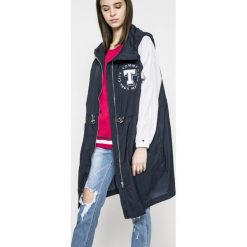 Tommy Jeans - Kurtka. Niebieskie kurtki damskie Tommy Jeans, s, bez wzorów, z jeansu, długie, z kapturem. W wyprzedaży za 319,90 zł.