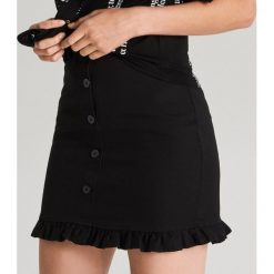 Spódnica mini z falbanką - Czarny. Czarne spódniczki damskie Cropp, s, bez wzorów, mini. Za 59,99 zł.
