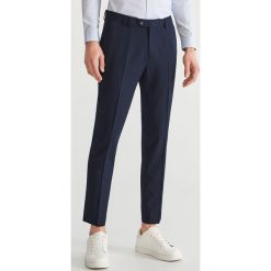 Garniturowe spodnie super slim - Granatowy. Niebieskie spodnie garniturowe męskie Reserved, bez wzorów. Za 129,99 zł.