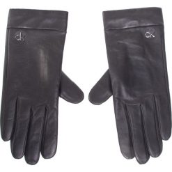 Rękawiczki Damskie CALVIN KLEIN - Ck Gloves L K60K607280 BAX. Czarne rękawiczki damskie Calvin Klein, bez wzorów, ze skóry. Za 299,00 zł.