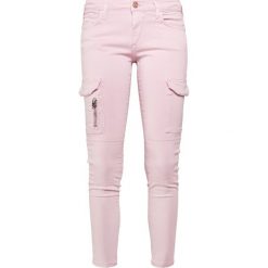 True Religion Bojówki orchid. Różowe spodnie damskie marki True Religion, z elastanu. W wyprzedaży za 371,60 zł.