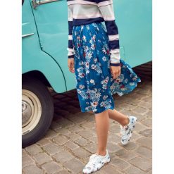 SPÓDNICA MIDI W KWIATOWY NADRUK. Niebieskie spódniczki damskie Top Secret, na co dzień, na zimę, z nadrukiem, z tkaniny, eleganckie, midi. W wyprzedaży za 49,99 zł.