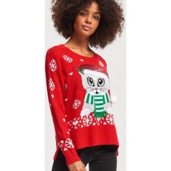 Sweter ze świątecznym motywem - Czerwony. Czerwone swetry klasyczne damskie marki Reserved, s, wizytowe. W wyprzedaży za 49,99 zł.