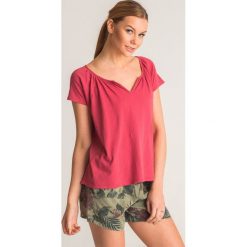 Bordowy t-shirt Deha ze wstawką. Czerwone t-shirty damskie Deha, s, bez wzorów, z bawełny, bez kołnierzyka. Za 110,00 zł.