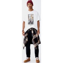 Koszulka z naszywką z neoprenu Nowy Jork. Białe koszulki męskie marki Pull&Bear, m, z aplikacjami, z neoprenu, bez kołnierzyka, z krótkim rękawem, krótkie. Za 59,90 zł.