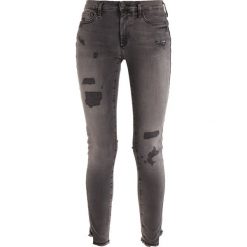 True Religion HALLE DESTROYED Jeans Skinny Fit black denim. Czarne rurki damskie marki True Religion. W wyprzedaży za 679,20 zł.