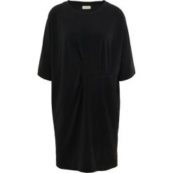 By Malene Birger Sukienka z dżerseju black. Czarne sukienki damskie marki By Malene Birger, s, bez wzorów, z elastanu, bez kołnierzyka, bez rękawów. Za 739,00 zł.