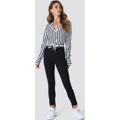 NA-KD Jeansy Highwaist Skinny Raw Hem - Black. Czarne jeansy damskie skinny marki NA-KD, bez wzorów, z elastanu, z podwyższonym stanem. W wyprzedaży za 85,17 zł.
