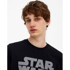 Koszulka z krótkim rękawem z logo Star Wars. Czarne koszulki męskie Pull&Bear, m, z motywem z bajki, retro, bez kołnierzyka, z krótkim rękawem, krótkie. Za 69,90 zł.
