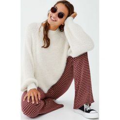 Kolorowy sweter z dzianiny z długim włosem. Czerwone swetry damskie Pull&Bear, bez wzorów, z dzianiny, z długim rękawem, długie, bez kaptura. Za 89,90 zł.