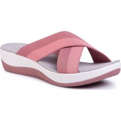 Klapki CLARKS - Arla Elin 261488984 Pink/Multi. Różowe klapki damskie Clarks, bez wzorów, z tworzywa sztucznego, bez obcasa. Za 239,00 zł.