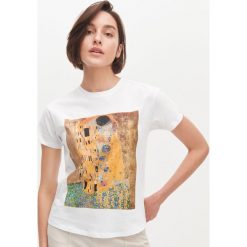T-shirt z obrazem Gustava Klimta - Kremowy. Białe t-shirty damskie Reserved, s, bez wzorów, bez kołnierzyka. Za 39,99 zł.