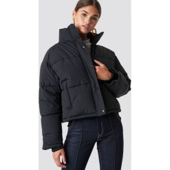 NA-KD Krótka kurtka watowana - Black. Czarne kurtki damskie marki NA-KD, z materiału. Za 283,95 zł.
